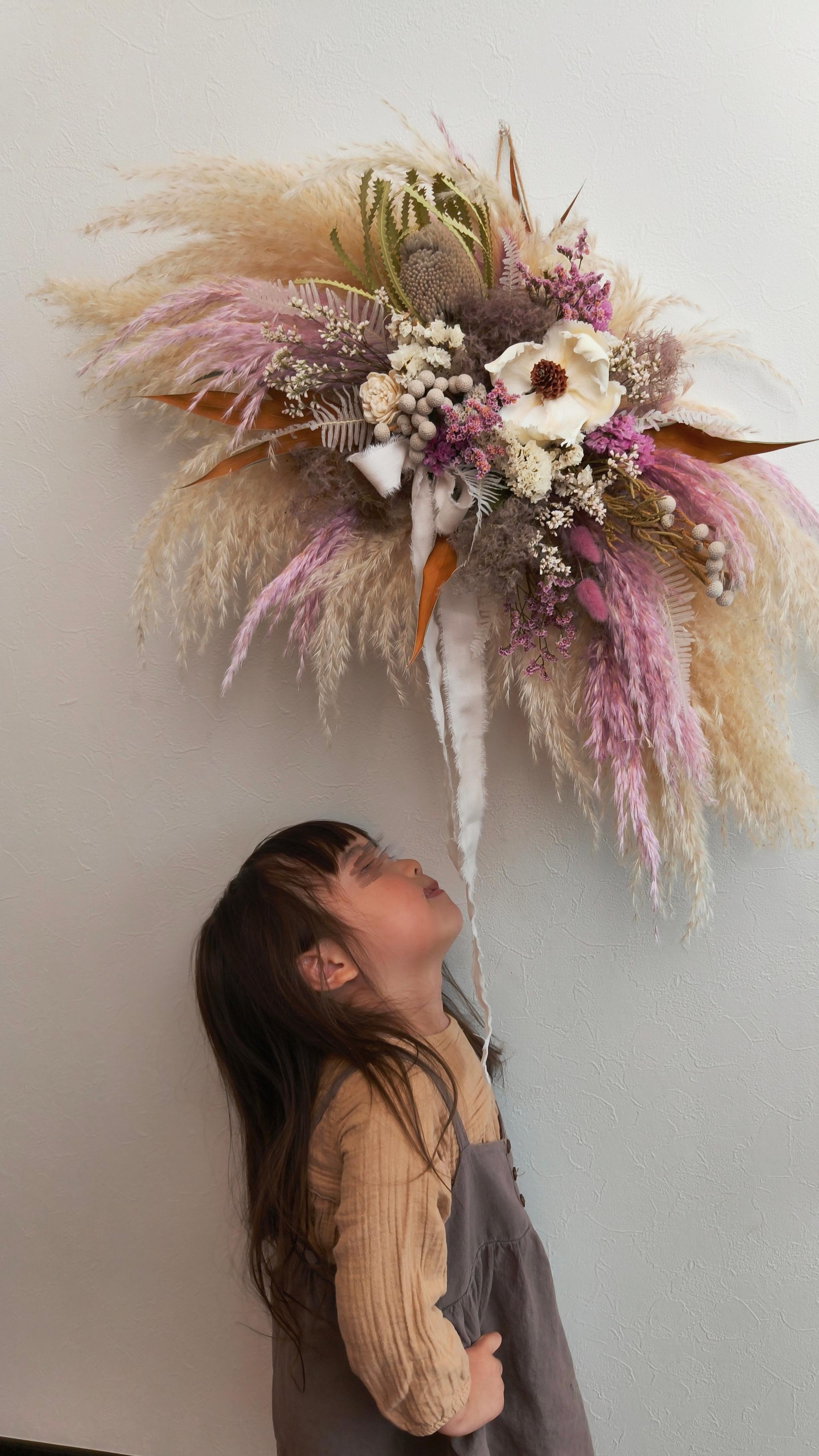 ドライフラワーの壁掛けスワッグ ウォールデコ パンパスグラス 開店祝い新築祝い インテリア店舗装飾リース 誕生日フォト | 5枚目